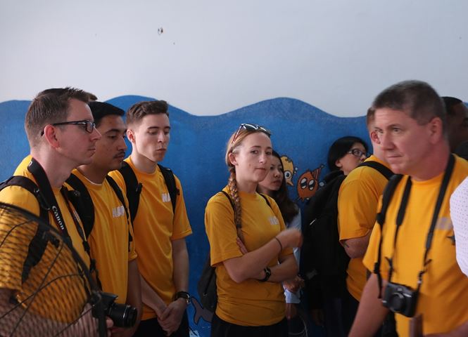 Những bóng hồng trên tàu sân bay Mỹ USS Carl Vinson